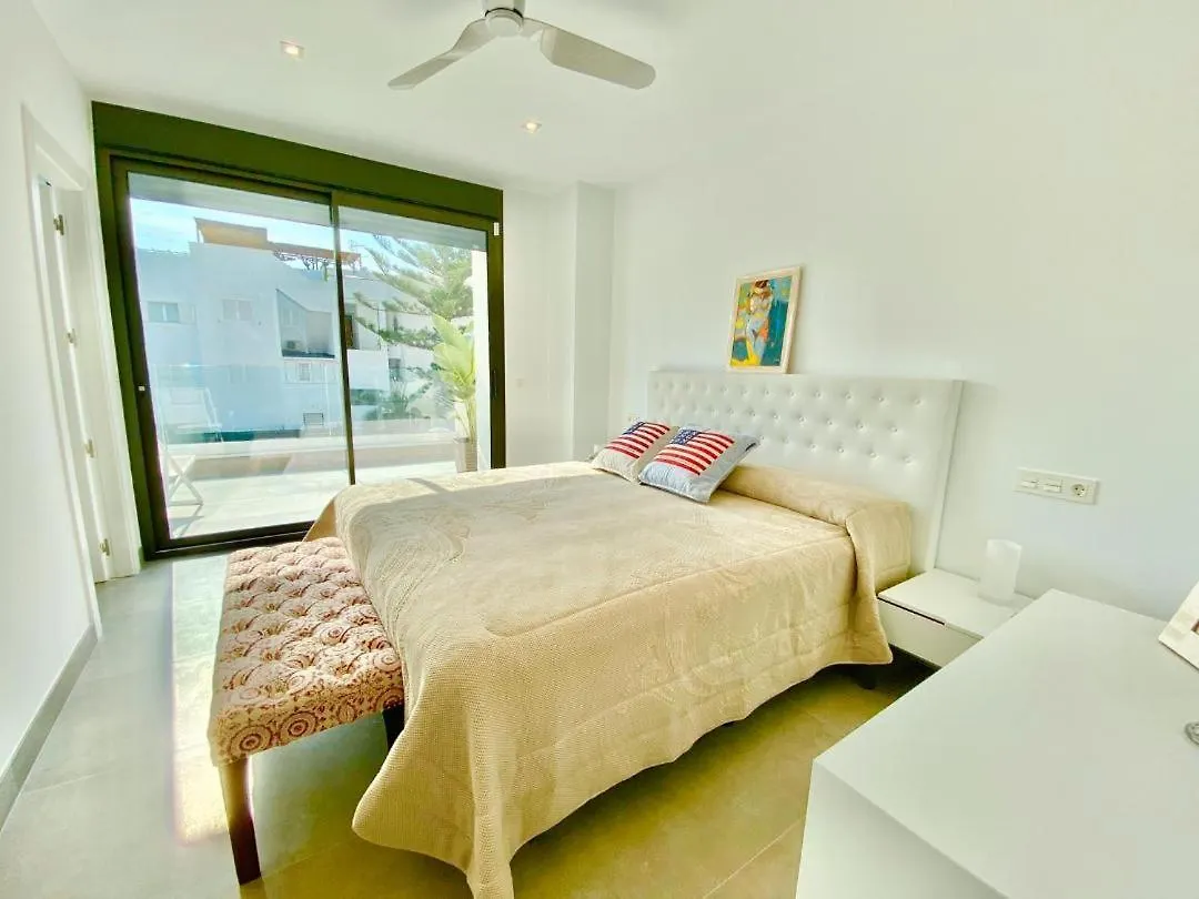 Chalet Con Piscina Privada En La Urb. De Puerto Rey Los Amarguillos